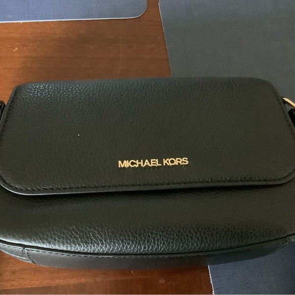 Michael Kors Bedford Legacy- NWT.. Large Flap Crossbody - Picture 1 of 4